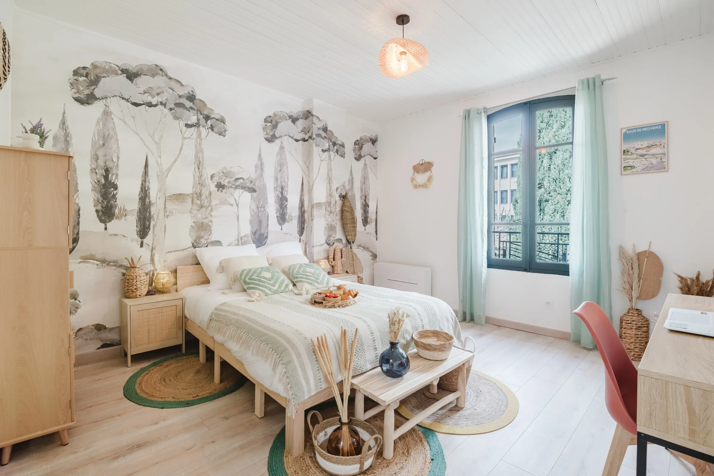 Lavande Dorée — Chambre climatisée, fresque cyprès