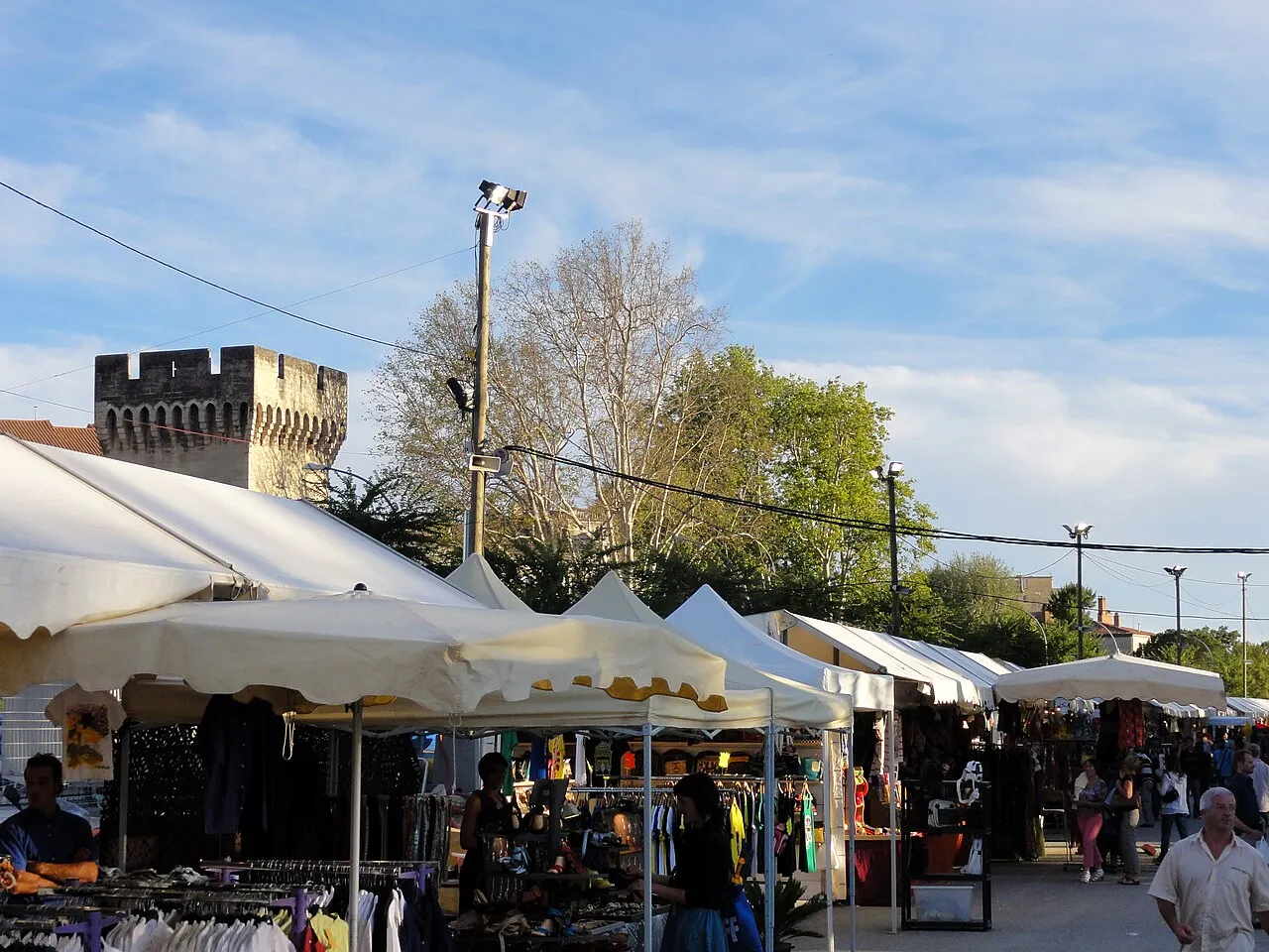 Promeneurs et stands d’un marché en plein air à Avignon