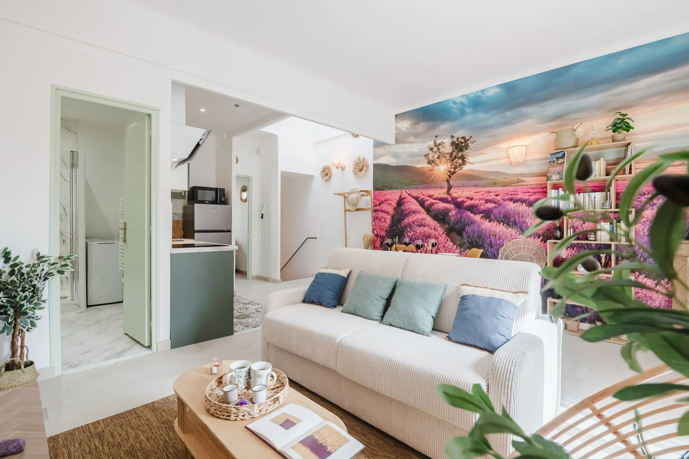Lavande Dorée — Salon ouvert sur la cuisine