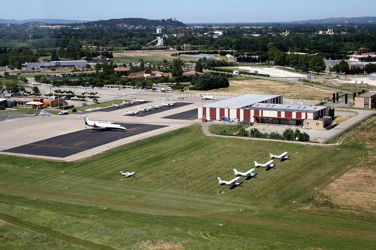 Arrivée à la gare TGV d'Avignon avec ses quais modernes
